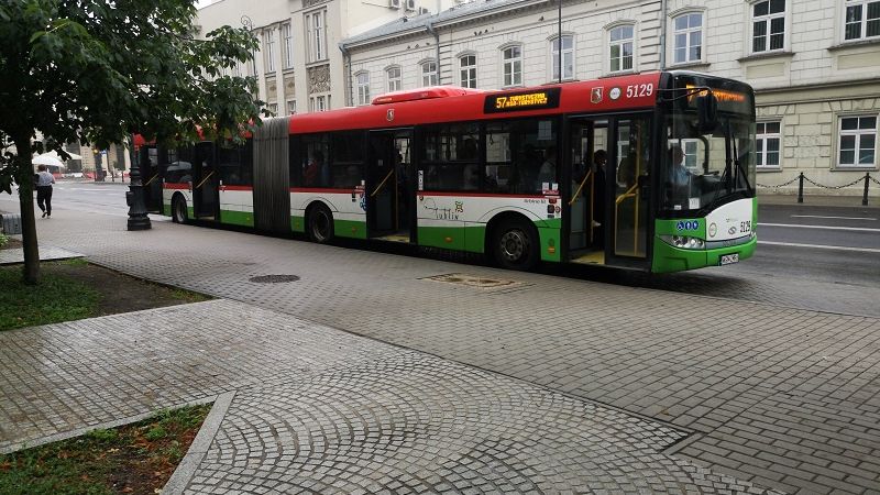 autobus przegubowy solaris linii 57