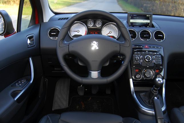 Peugeot 308 przestronne i dobre jakościowo wnętrze WP Moto