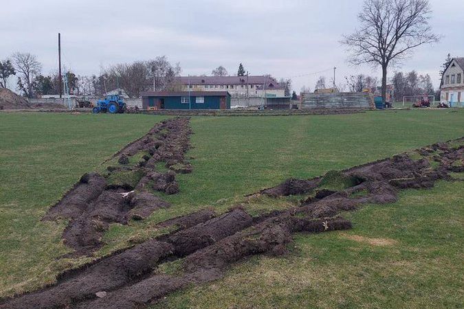 Rosyjskie wojska zniszczyły także boisko w Borodziance