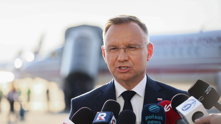 Warszawa, 21.09.2024. Prezydent RP Andrzej Duda podczas konferencji prasowej na lotnisku w Warszawie, 21 bm. Polska para prezydencka udaje się z wizytą do USA. (mr) PAP/Leszek Szymański