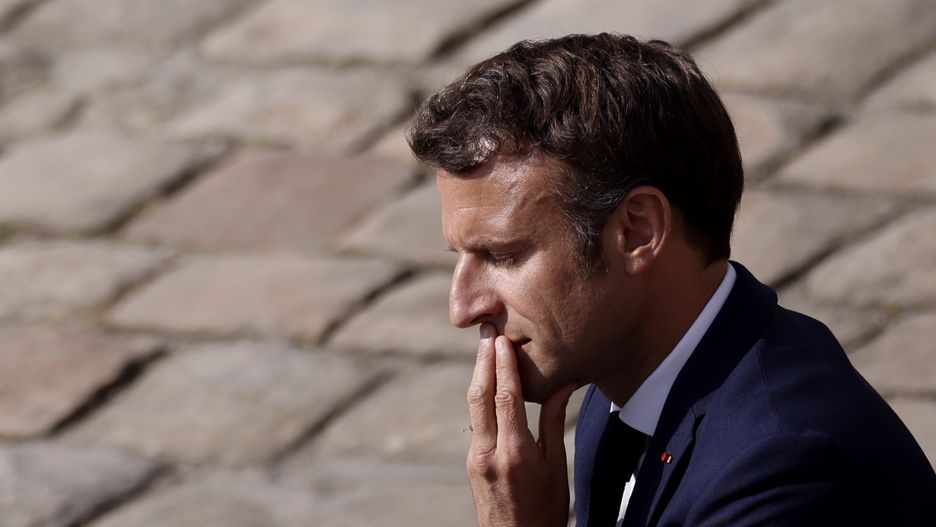 Emmanuel Macron obrzucony pomidorami 