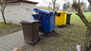 Seniorzy mogą nie płacić za wywóz śmieci. Mało kto wie o tej opcji