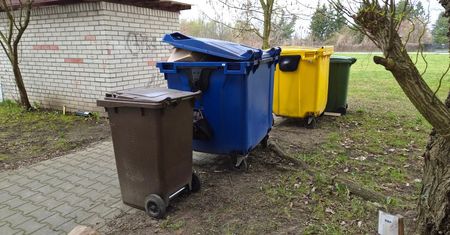 Seniorzy mogą nie płacić za wywóz śmieci. Mało kto wie o tej opcji