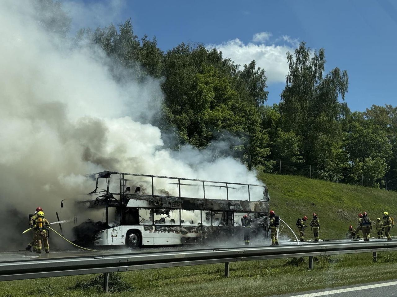 Spłonął autokar na A4. "Bardzo przytomne zachowanie kierowcy"