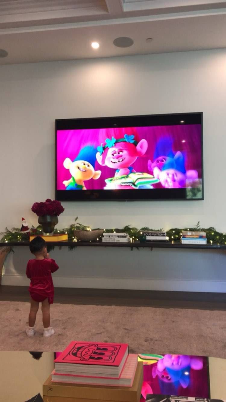 Stormi w oczekiwaniu na prezent