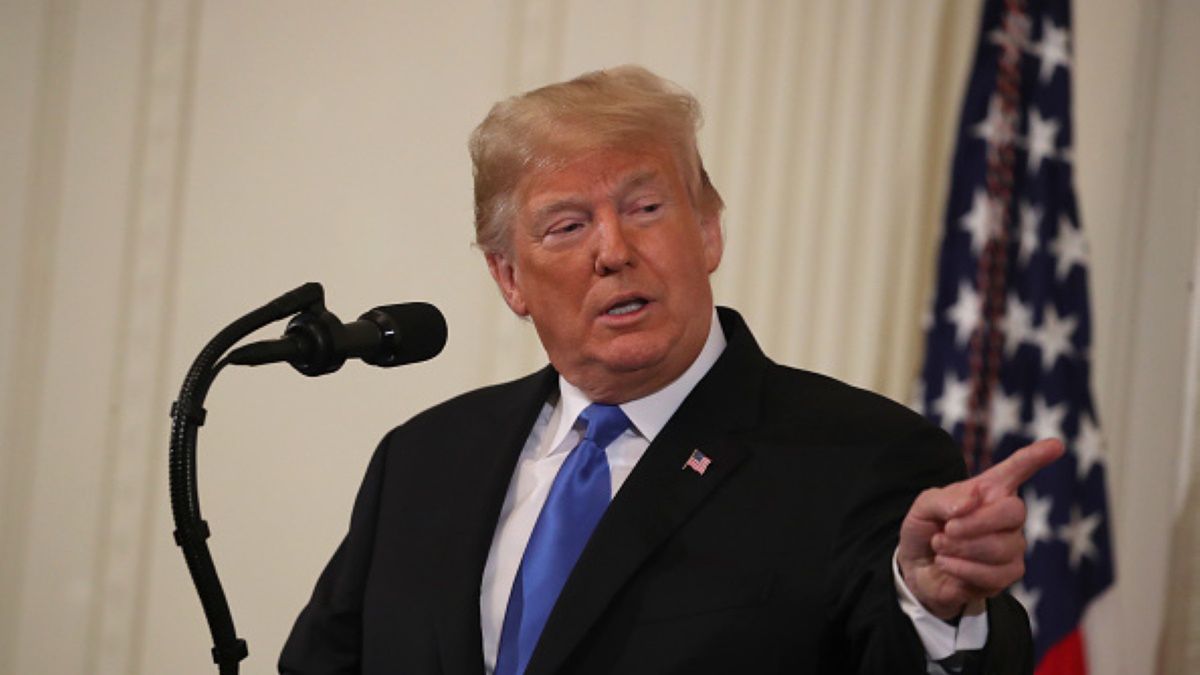 Donald Trump zażartował ze sposoby, w jaki Joe Biden nosi maseczkę ochronną