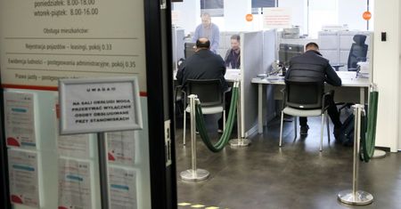 Rewolucja w urzędach. Koniec pracy do 16. Urzędnicy posiedzą dłużej