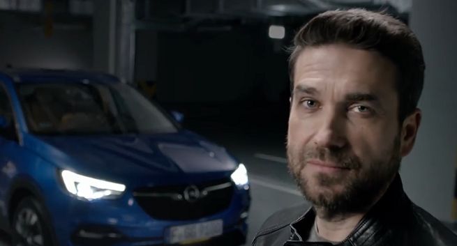 Nowy Opel Grandland X reklamowany przez Marcina Dorocińskiego (wideo)