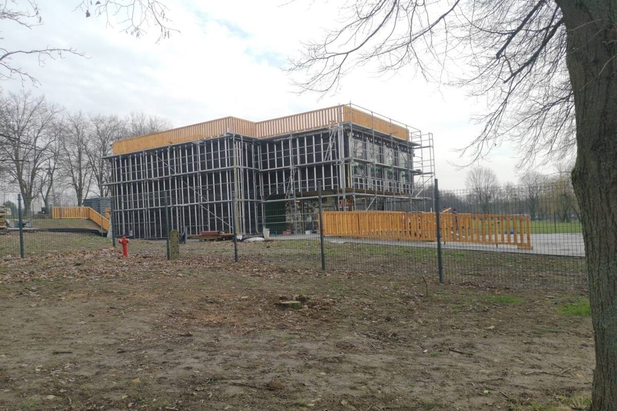 Budowa restauracji na polanie przy Zalewie Zemborzyckim