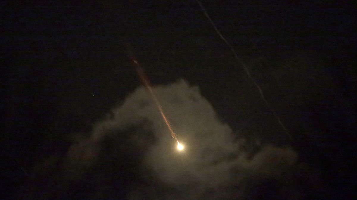 A view from the southern Gaza strip shows drones or missiles vying for targets in southern Israel, early 14 April 2024. According to the Israeli army IDF on early 14 April Iran launched missiles from its territory toward the territory of the State of Israel. The IDF called called for people to be alert and act according to the Home Front Command's guidelines. EPA/ATEF SAFADI Dostawca: PAP/EPA.