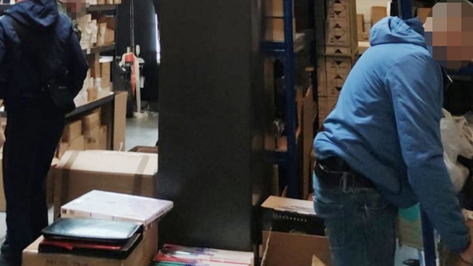 Mazowieckie. Policjanci wykonują czynności w miejscu ujawnienia podrabianych zegarków