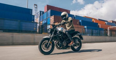 Yamaha odświeżyła model XSR700. Ma bardziej ekologiczny napęd i sporo gadżetów