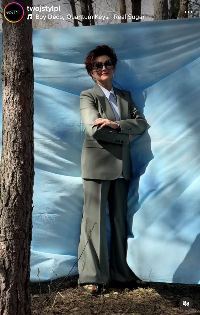 Jolanta Kwaśniewska w garniturze 