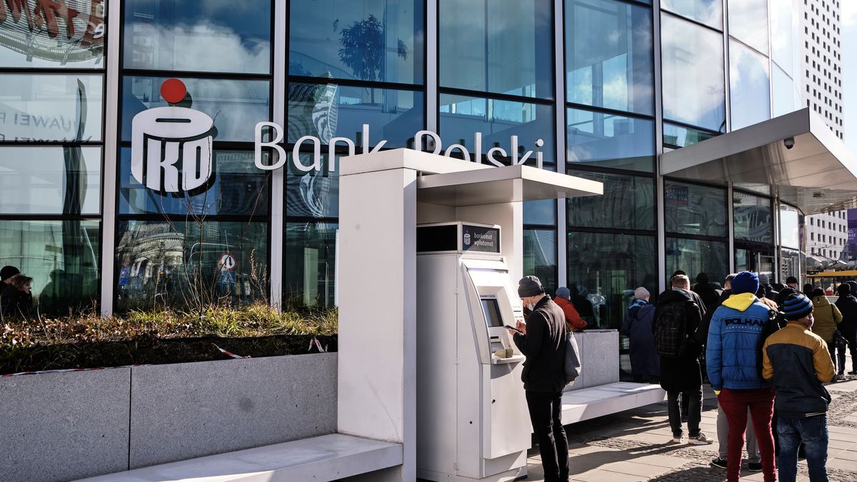 Impact on Polish Capital with War in Neighbouring Ukraine
A customer uses an automated teller machine (ATM) as other customers queue to enter a PKO BP bank branch in Warsaw, Poland, on Monday, Feb. 28, 2022. Polands prime minister warned that Russia may attempt to block the more than 300-mile border it shares with Ukraine, where tens of thousands of people have been fleeing the war. Photographer: Bartek Sadowski/Bloomberg via Getty Images
Bloomberg
eco, polish, european, queues, e.u., eu, banks, banking, business news, emea, finance, financial, euro members, industries