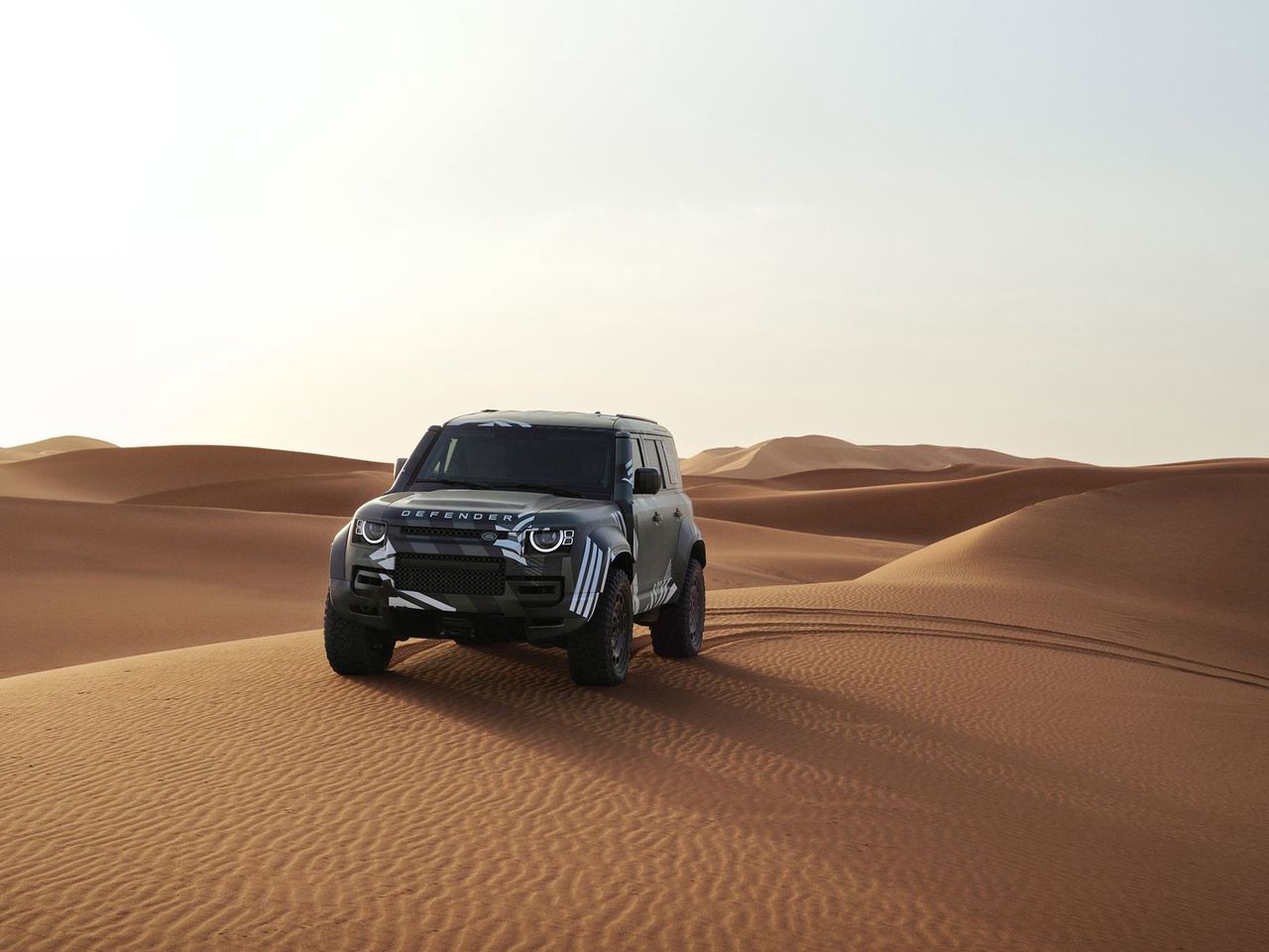 Nie żartowali. Wystawią Defendera w Rajdzie Dakar i będzie walczył z Toyotą Land Cruiser