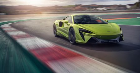 McLaren Artura: superauto ery plug-inów. Bez wstecznego, z wi-fi zamiast kabli i chipami w oponach