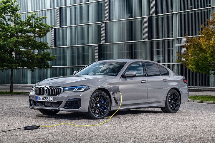 Hybrydowe BMW podczas ładowania