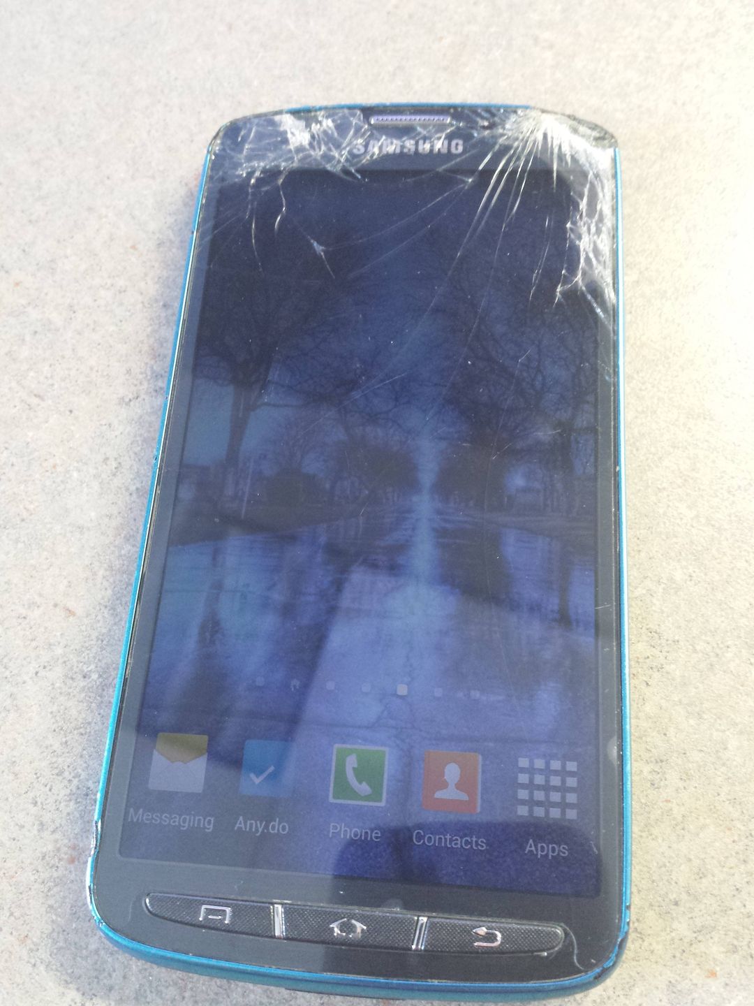 Galaxy S4 Active wpadł pod kosiarkę. Jak sobie poradził? 3