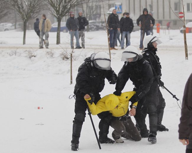 Strajk w JSW. Starcia demonstrantów z policją pod siedzibą spółki