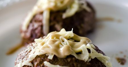 Burgery z mięsa mielonego z wołowiny (97% mięsa, 3% tłuszczu) opiekane na patelni