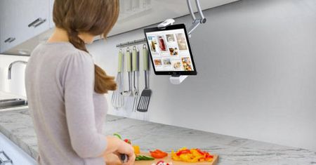Pomysłowy uchwyt na tablet w kuchni