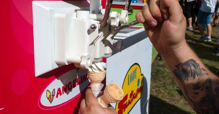 Sanepid przebadał lody z automatów. Fatalne wyniki kontroli