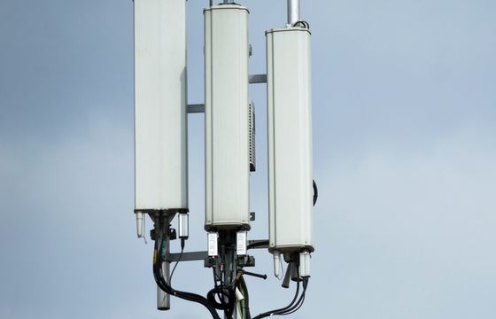 Operator Plusa ma wstępną umowę. Będzie dalej korzystał ze stacji bazowych