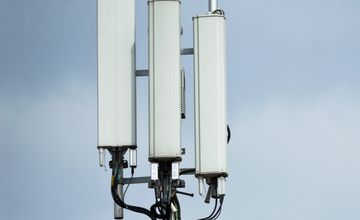 Operator Plusa ma wstępną umowę. Będzie dalej korzystał ze stacji bazowych