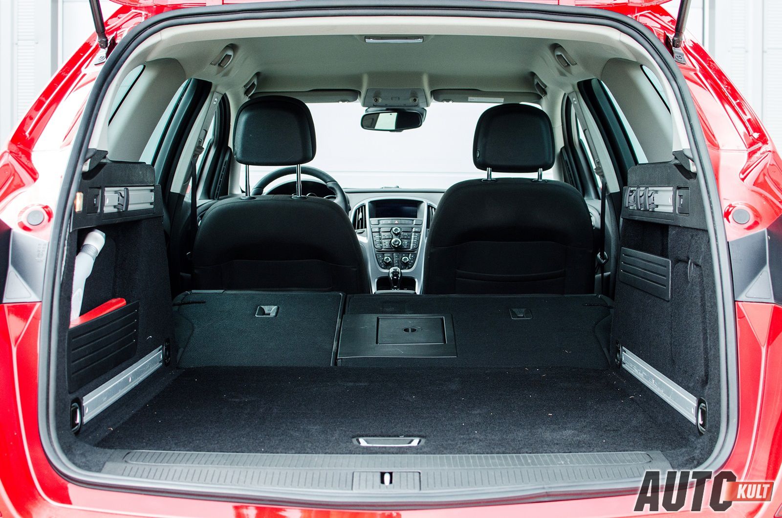 Opel Astra Tourer 1,4 Turbo LPGTEC Enjoy vs. Opel Astra Sedan 1,7 CDTI Business - test [galeria] 12