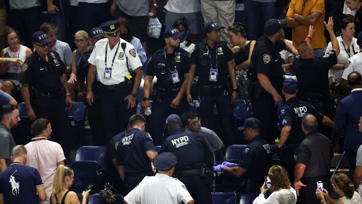 PAP/EPA / BRIAN HIRSCHFELD / Na zdjęciu: jeden z protestujących przykleił się do trybuny na Arthur Ashe Stadium