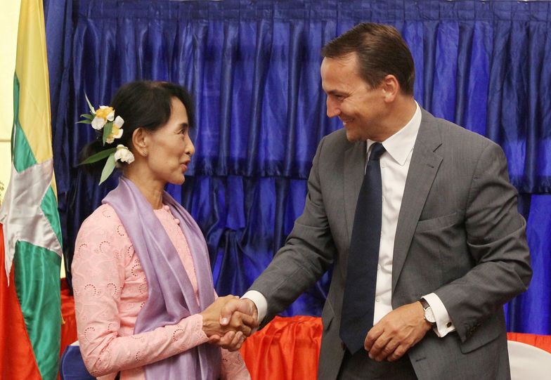 Sikorski podczas spotaknia Aung San Suu Kyi