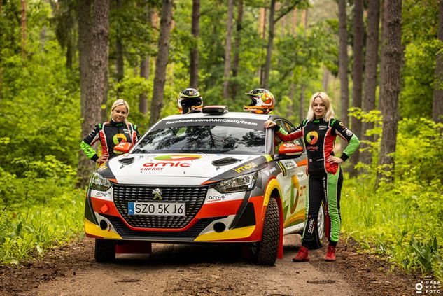 Podczas Rajdu Polski zespół AMIC Rally Team był reprezentowany przez jedyną załogę damską w składzie Agnieszka Załęcka za kierownicą i Karolina Baćkowska na fotelu pilota.