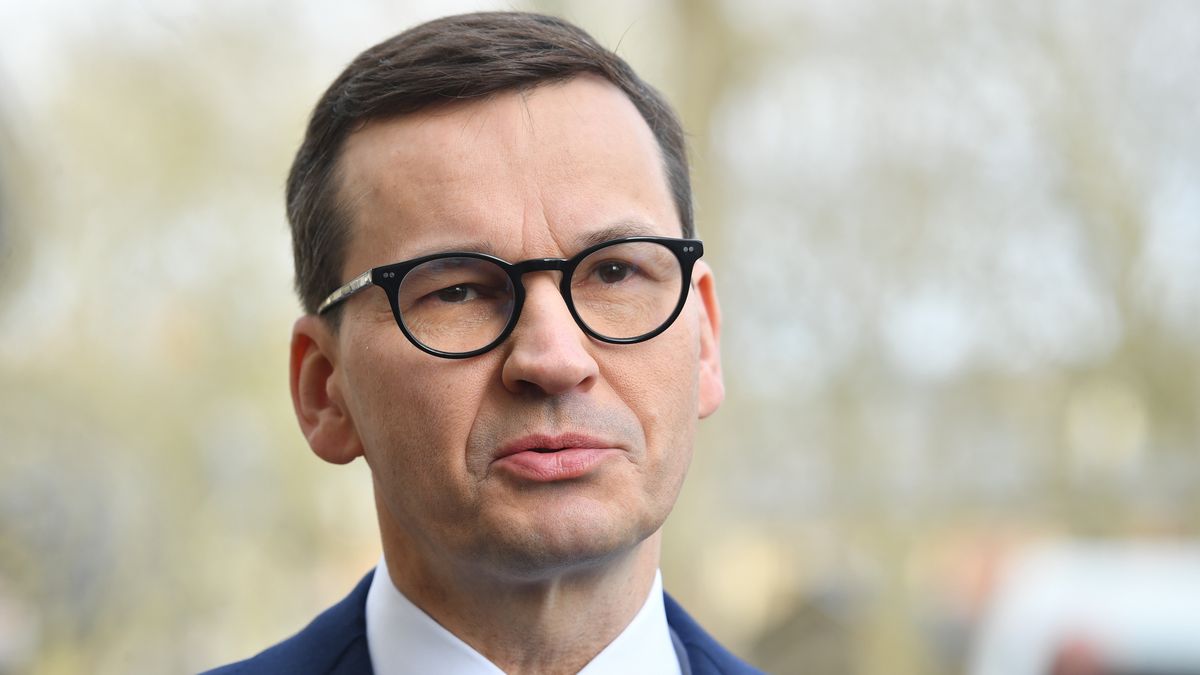 Paryż, Francja, 11.03.2022. Premier RP Mateusz Morawiecki w drodze na szczyt w Wersalu w Paryżu, 11 bm. Szefowie państw i rządów UE będą dyskutowali o kolejnych sankcjach wobec Rosji za agresję przeciwko Ukrainie. (aldg) PAP/Radek Pietruszka