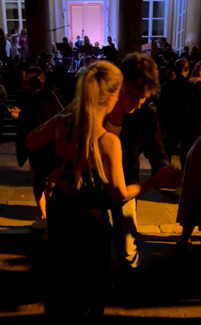 Maciej Musiał pląsa z mamą na otwarciu kawiarni