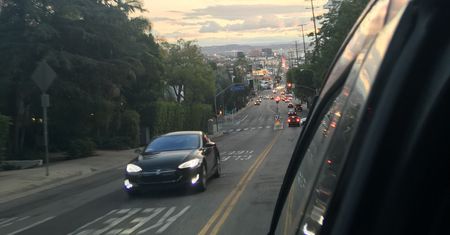 Na bunt maszyn jeszcze poczekamy. Autonomiczna tesla raczej nie potrąciła robota