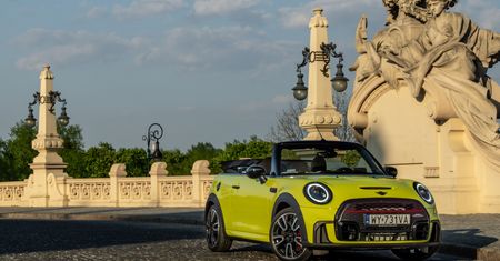 Test: Mini Cabrio JCW po (drugim) liftingu – spieszmy się je kochać, tak szybko "dorasta"