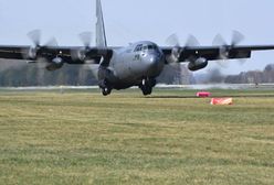 Samolot C-130E Hercules po raz pierwszy na trawie w Powidzu