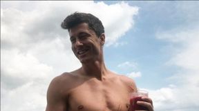 Robert Lewandowski prezentuje umięśnione ciało