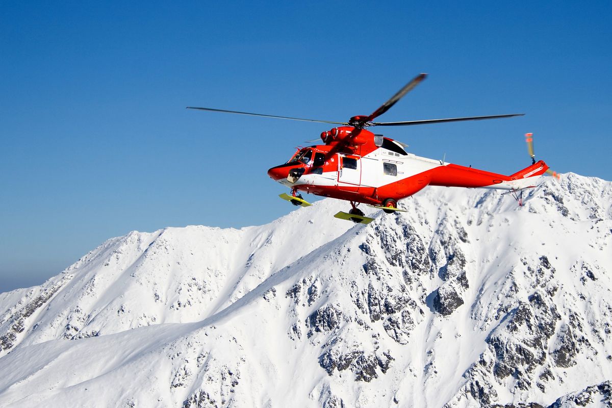 Helikopter TOPR podczas akcji ratowniczej