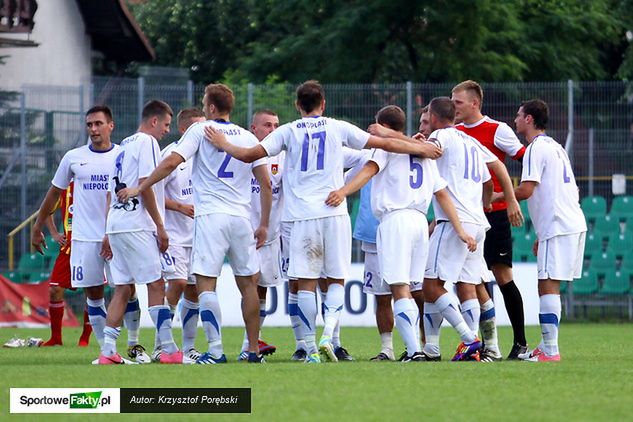 Piłkarze Puszczy w drugiej połowie meczu z PGE GKS Bełchatów zostali ukarani aż trzema czerwonymi kartkami, co przekreśliło ich szansę na odniesienie sukcesu w tym spotkaniu