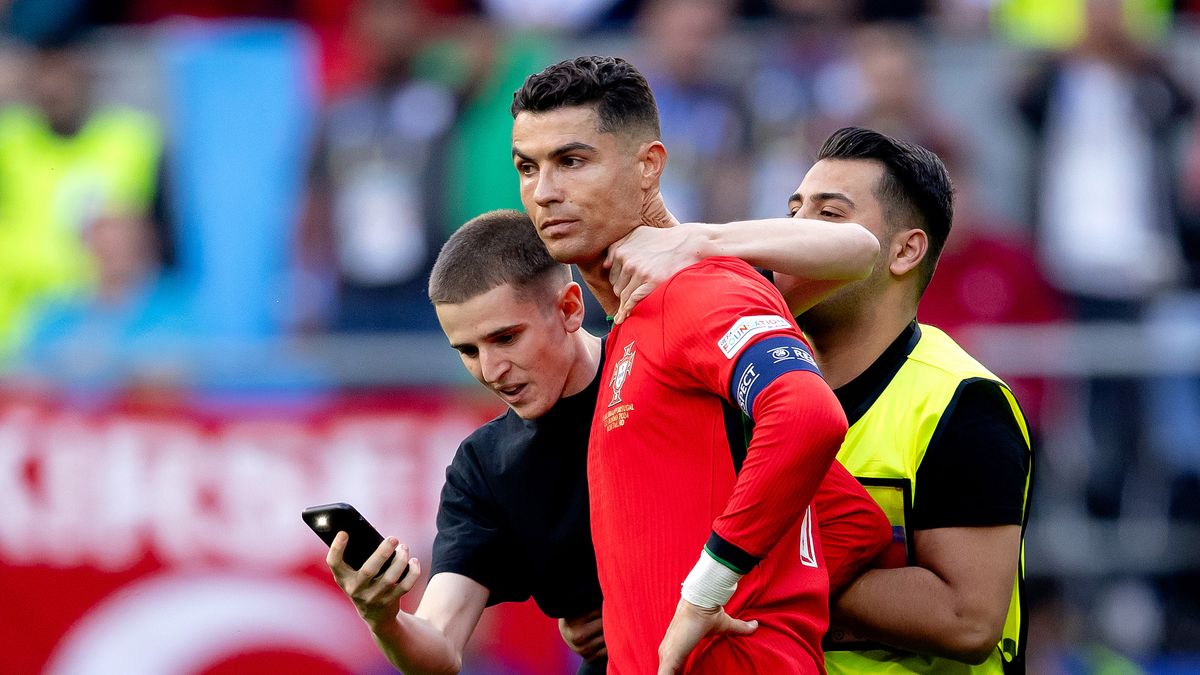 Getty Images / Rico Brouwer/Soccrates / Na zdjęciu: Cristiano Ronaldo i kibic