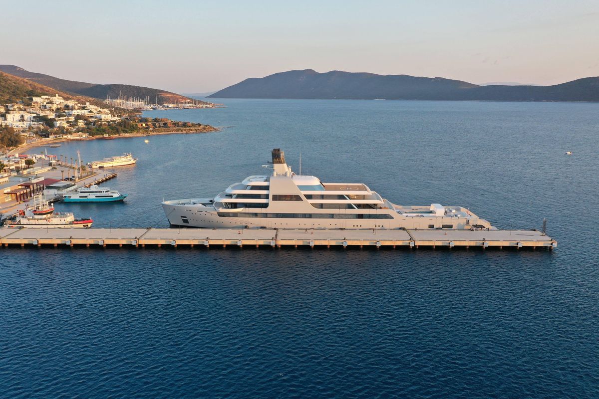 Jacht Abramowicza "Solaris" zacumowany w porcie w Bodrum w Turcji 