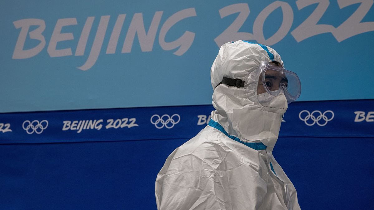 epa09713844 An Olympic staff wearing protective gear works inside the National Indoor Stadium, venue of the ice hockey tournaments of the Beijing 2022 Olympic Winter Games in Beijing, China, 28 January 2022. The Beijing 2022 Winter Olympics are scheduled to start on 04 February 2022.  EPA/ROMAN PILIPEY Dostawca: PAP/EPA.