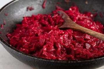 Do buraczków nie ścieram już jabłka. Teściowa zdradziła mi trik, który mało kto zna