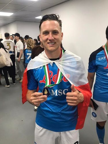 Zieliński podczas fety mistrzowskiej z medalem za wygranie rozgrywek Serie A