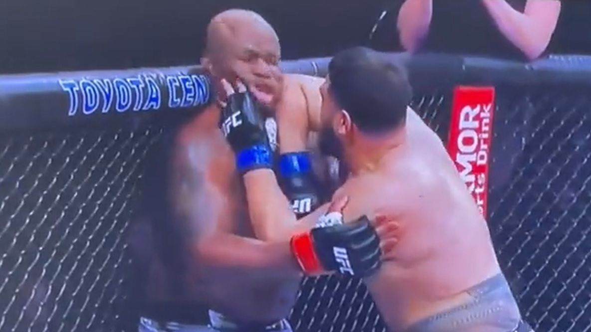 Twitter / Tai Tuivasa ciężko znokautował Derricka Lewisa na UFC 271