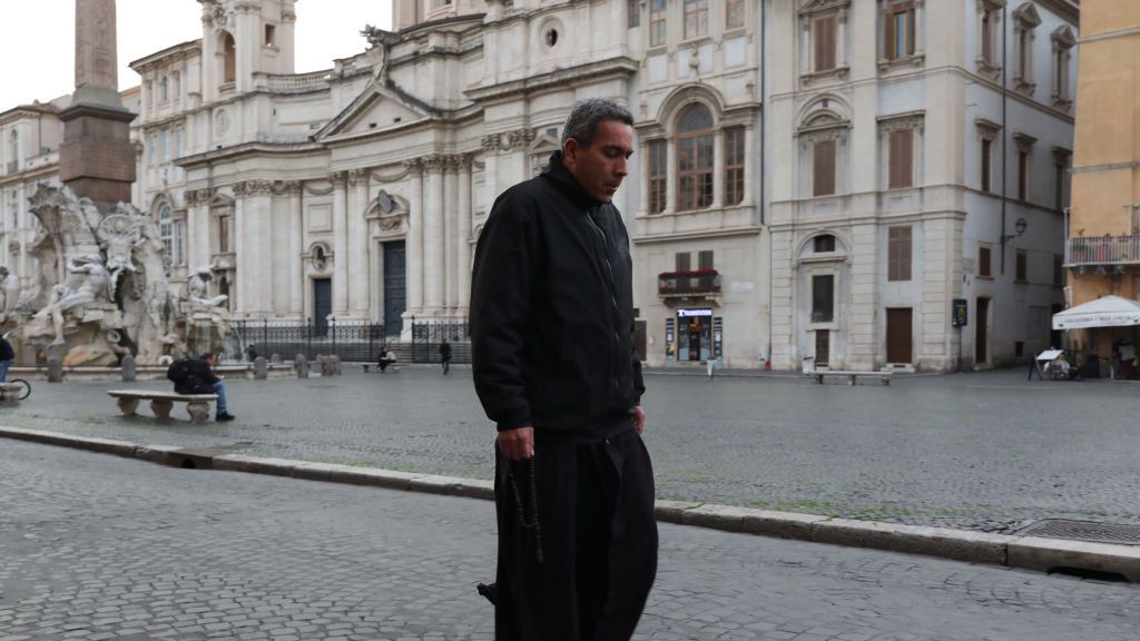 Włoski ksiądz odmówił przyjęcia respiratora. Chciał pomóc młodszemu pacjentowi