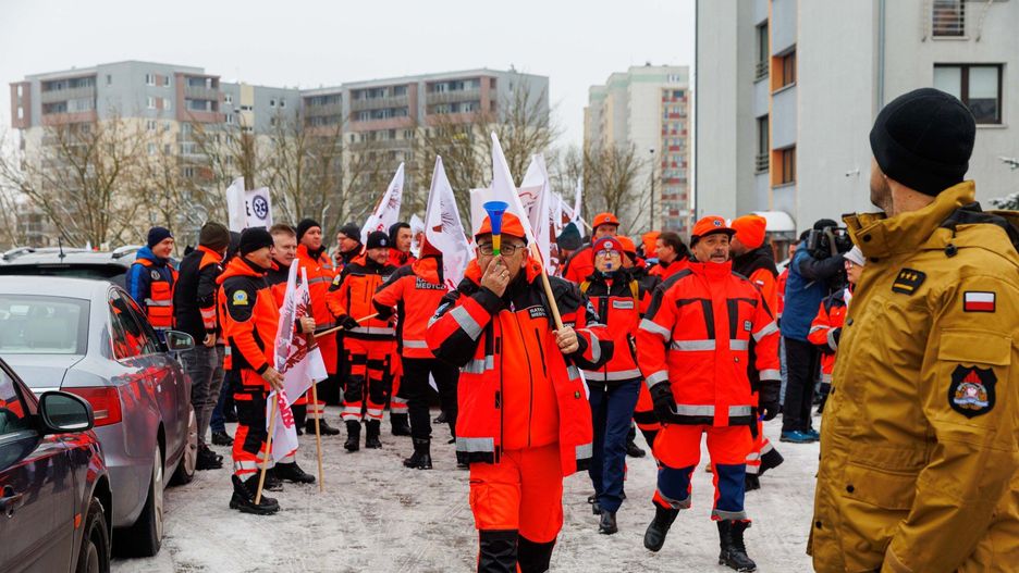 Ratownicy pod urzędem: &#34;Nie ma zgody na połączenie z zadłużonymi szpitalami&#34;