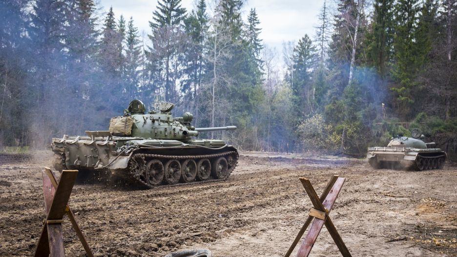 Radziecki czołg bojowy T55 na poligonie w lesie