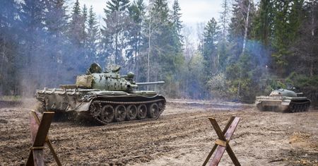 CNN: Rosjanie rzucają na front zabytkowe czołgi T-55 zamówione w 1948 roku
